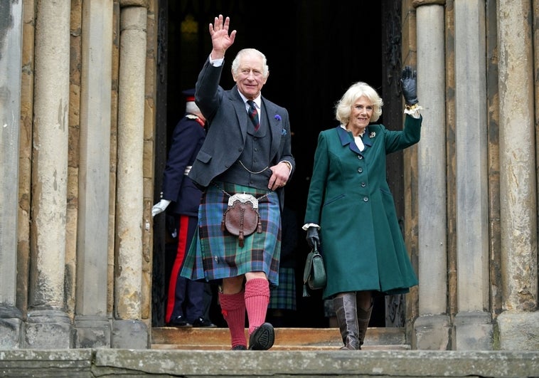 Carlos III y Camila esperan «con ansias» visitar Francia cuando se acuerde una nueva fecha