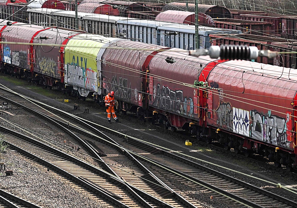 Vagones de carga del operador ferroviario Deutsche Bahn en la estación de mercancías de Hagen (Alemania)