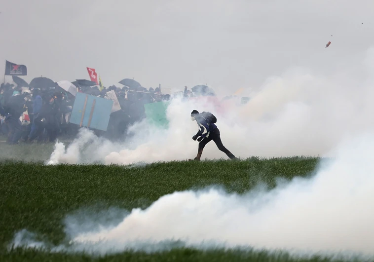 Enfrentamientos violentos entre ecologistas radicales y la policía abren otro frente para el Gobierno de Macron