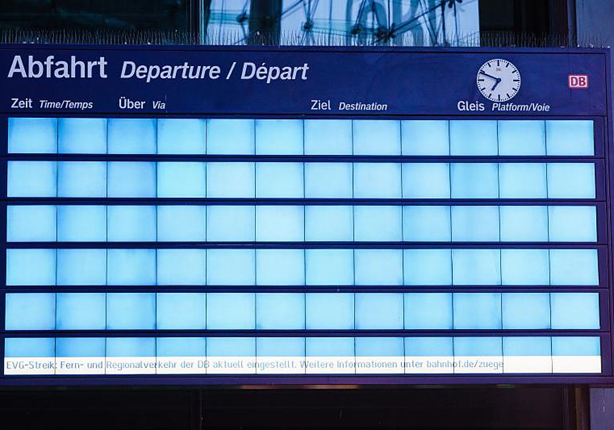 Un panel de horarios de salida de trenes vacío muestra un mensaje que dice «Huelga de EVG: tráfico de larga y corta distancia de DB actualmente suspendido» en la estación principal de Berlín durante una huelga nacional de transporte