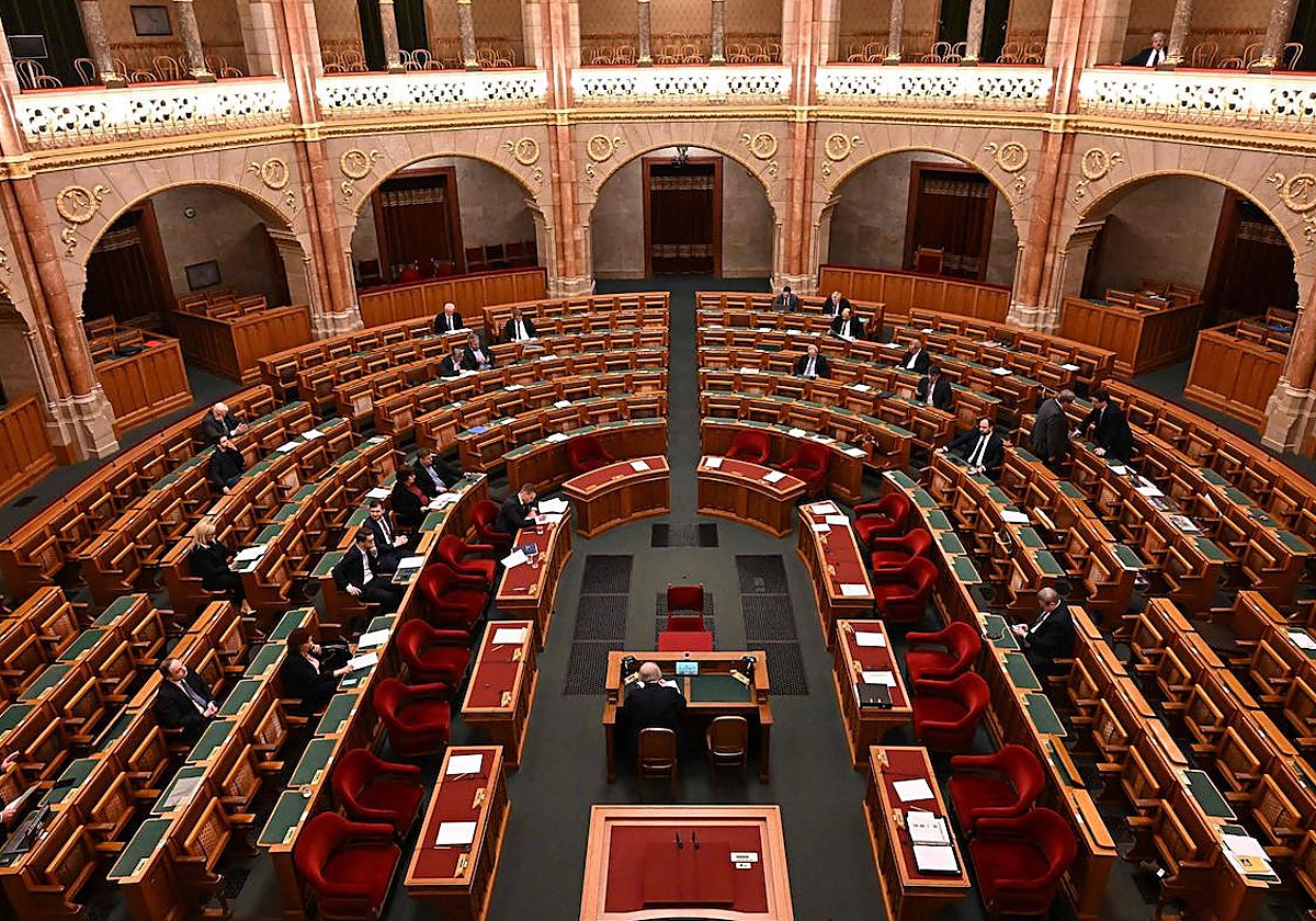 Debate de miembros del Parlamento húngaro sobre la entrada de Finlandia en la OTAN