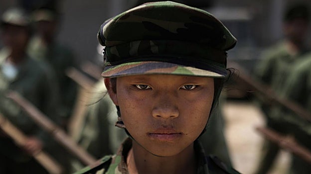 Una joven recluta del Ejército de Independencia Kachin, uno de los mayores grupos armados del país