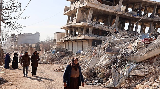 Residentes sirios recorren los edificios destruidos