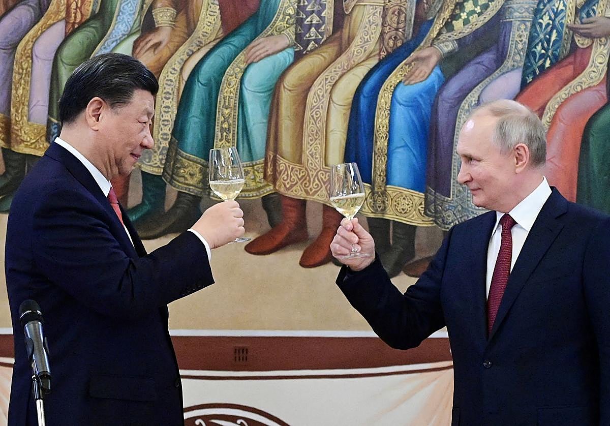 El presidente Vladimir Putin brinda con el presidente Xi Jinping
