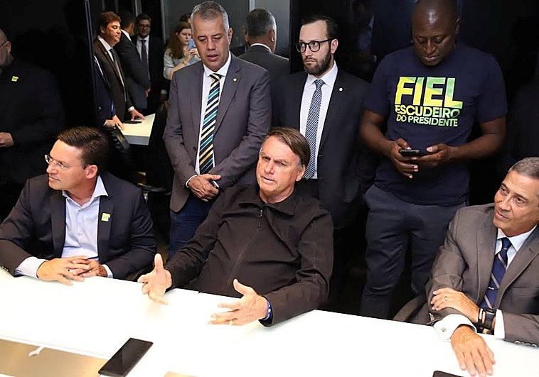Bolsonaro regresa a Brasil y advierte a Lula que no permitirá «que haga lo que quiera»
