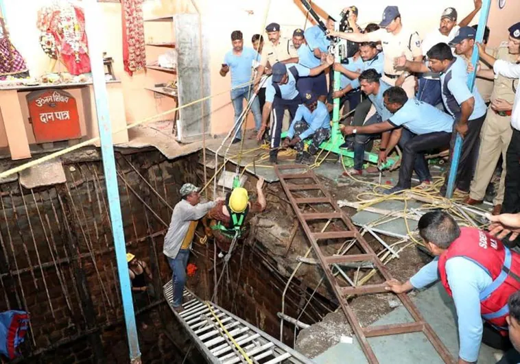 Al menos 35 muertos y 18 heridos en el derrumbe de un templo en India durante una fiesta religiosa