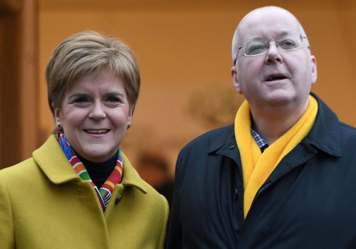 La primera ministra de Escocia y líder del Partido Nacional Escocés (SNP), Nicola Sturgeon, de pie con su esposo, Peter Murrell