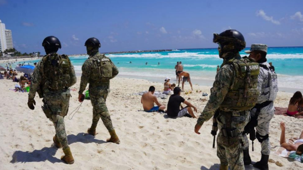 Soldiers of the Guardia Nacional patrullan las playas