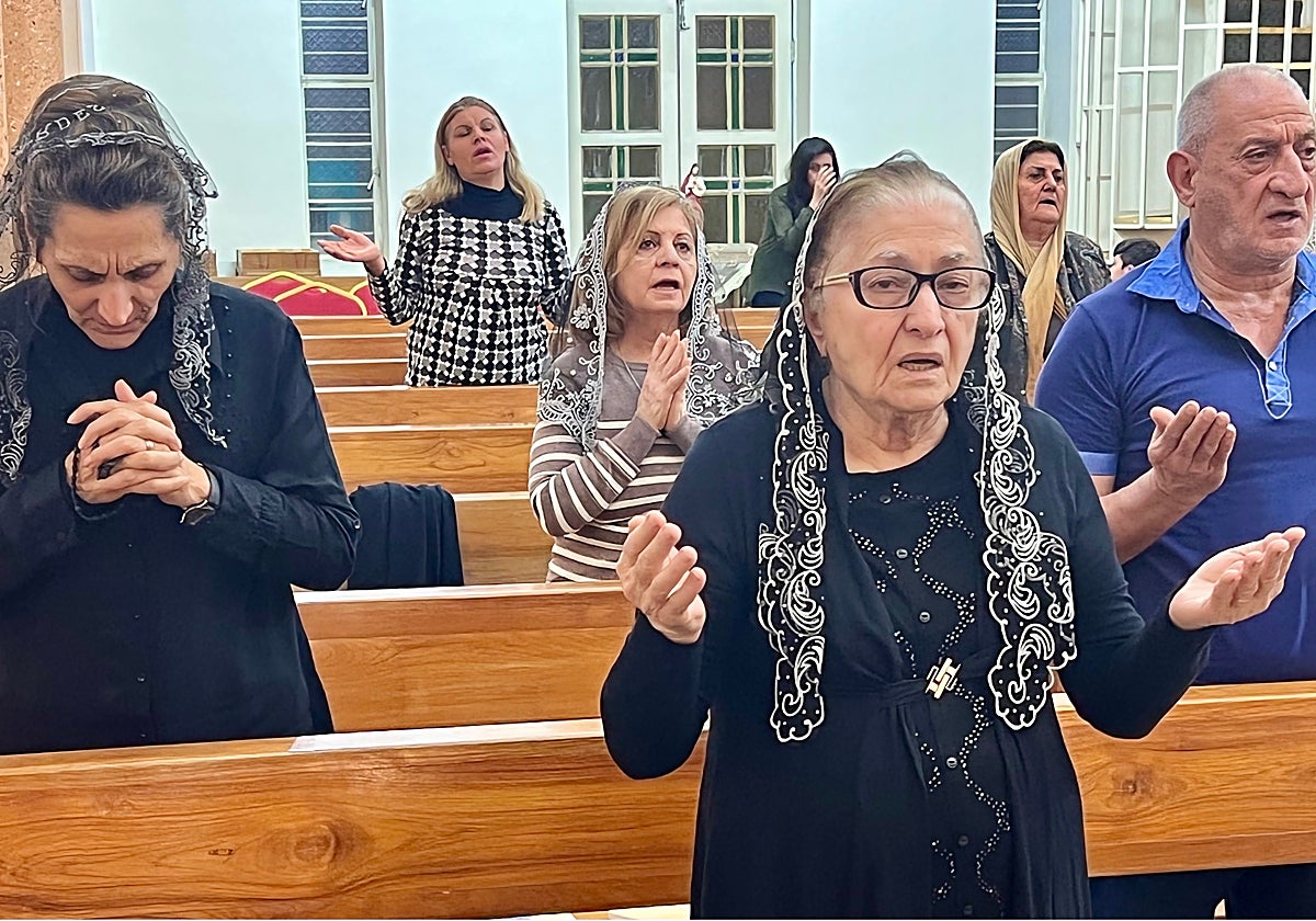 Feligreses durante una misa en la Iglesia de San Juan Bautista, en Bagdad