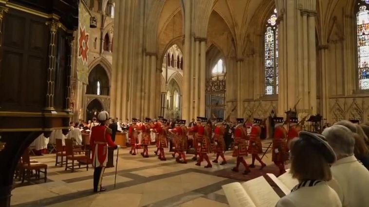 A un mes exacto de su coronación, Carlos III y Camila presiden la misa de Jueves Santo