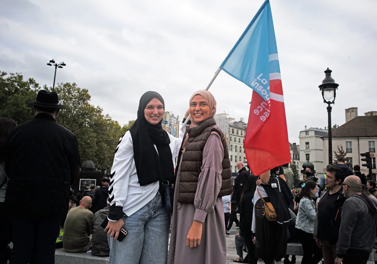 Dos jóvenes musulmanas en París