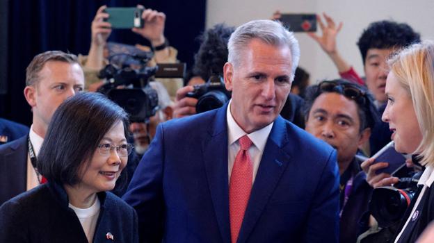 La presidenta de Taiwán, Tsai Ing-wen, junto al presidente de la Cámara de Representantes de Estados Unidos, Kevin McCarthy.