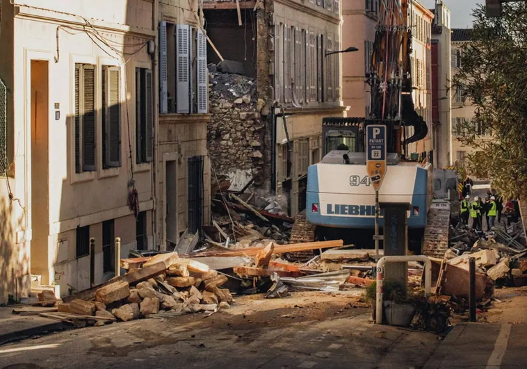 Ocho personas desaparecidas tras derrumbarse en Marsella  un edificio por causas desconocidas