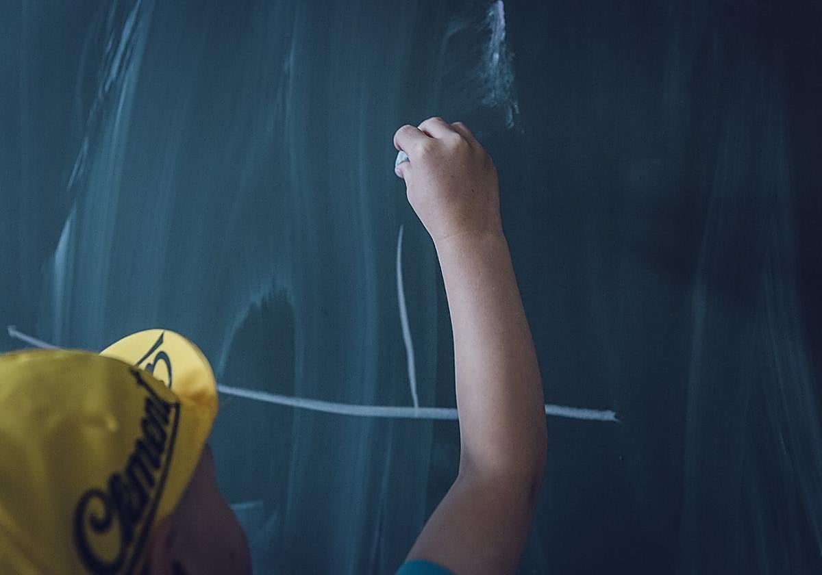 Alumno escribiendo en una pizarra