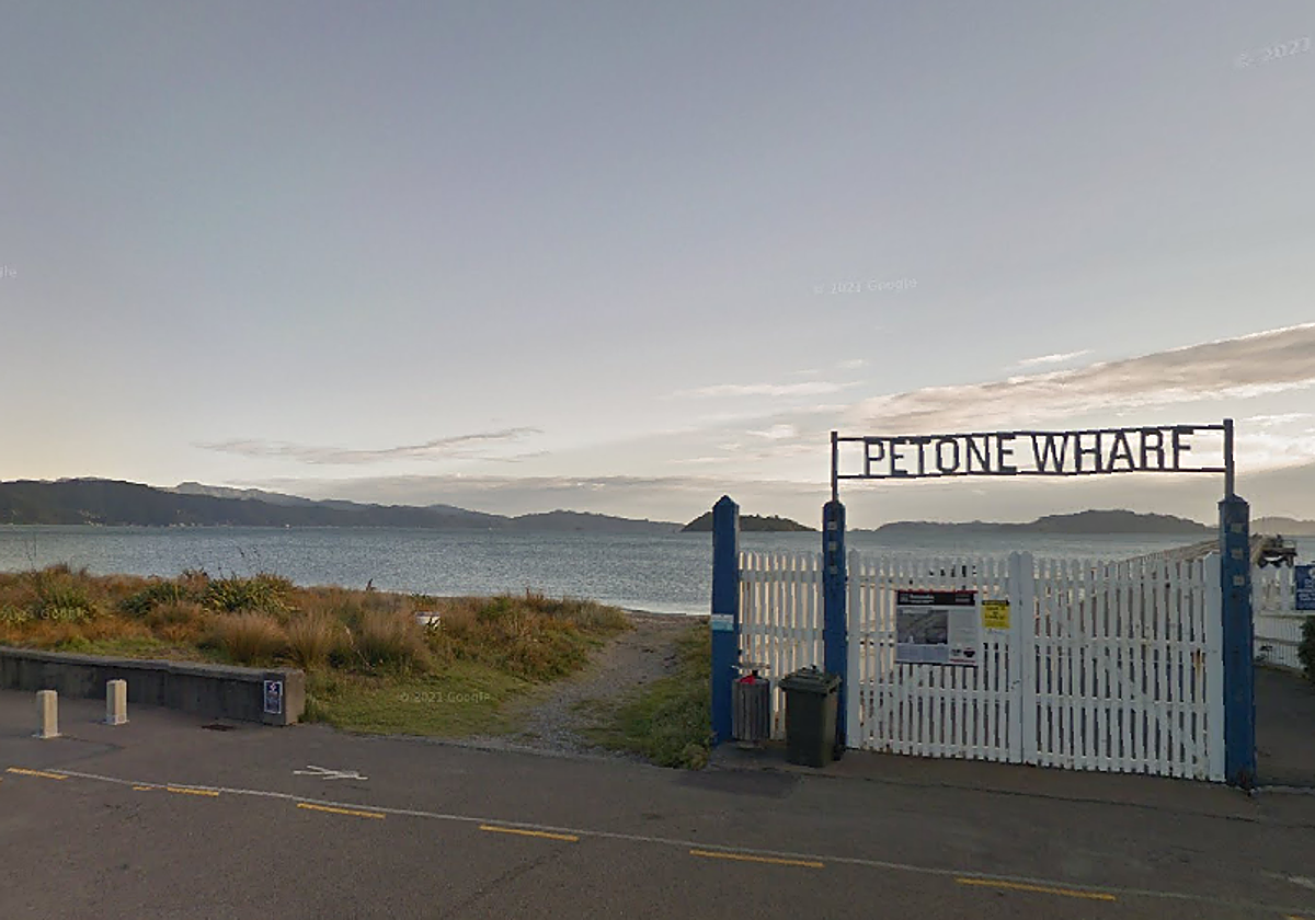 Vista de la entrada a la playa de Petone Beach, donde se ha encontrado el último pie amputado