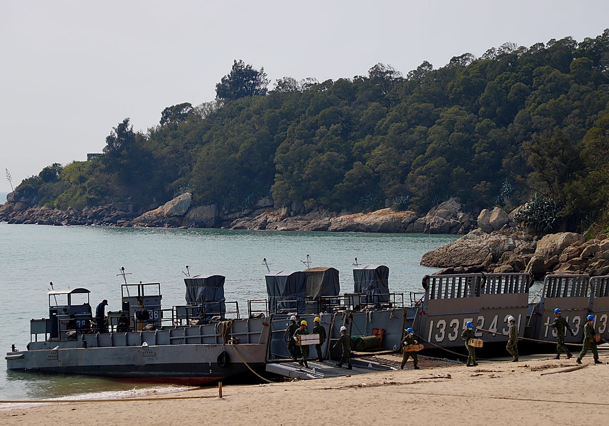 Soldados del Ejército taiwanés descargan materiales en las playas de Nangan, en las islas Matsu, cercanas a China continental