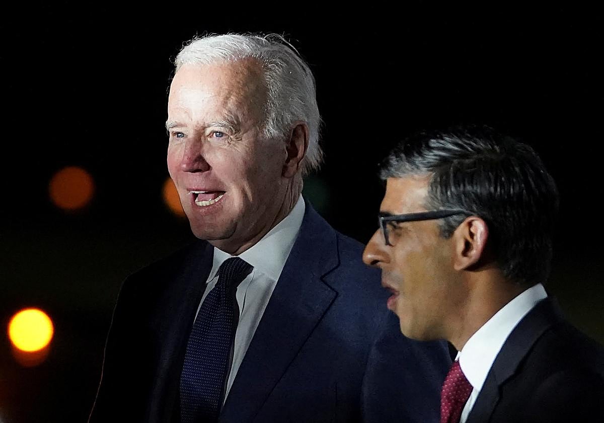 El primer ministro británico, Rishi Sunak, saluda al presidente estadounidense, Joe Biden, a su llegada a Irlanda del Norte