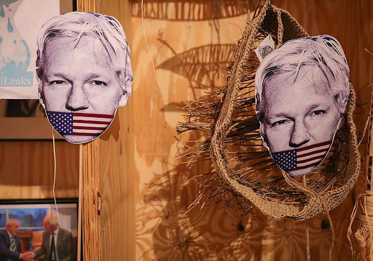 Carteles de Assange con motivo del cuarto aniversario de su encarcelación