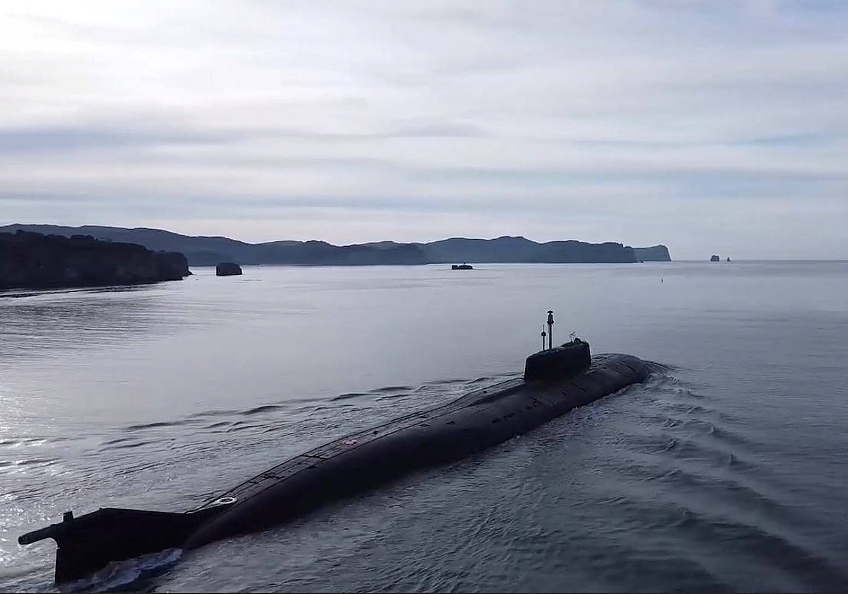 Un submarino nuclear ruso navegando para participar en los ejercicios de la Flota del Pacífico cerca de Vladivostok, Rusia