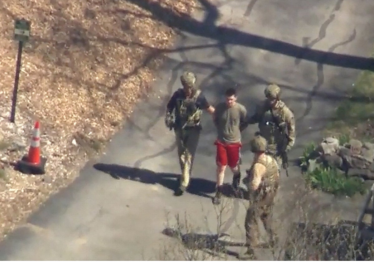 Momento del arresto del FBI a Jack Teixeira en su casa de Boston