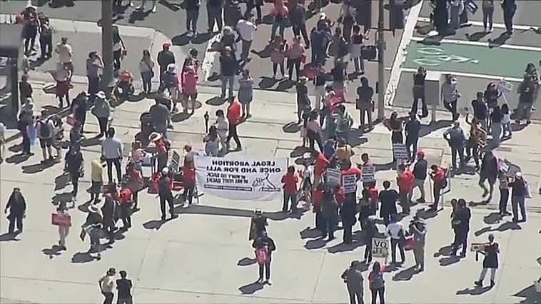 Protesta en Los Ángeles contra los últimos ataques al derecho al aborto