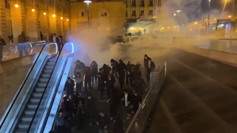 Franceses elevan el tono de las protestas tras el discurso de Macron