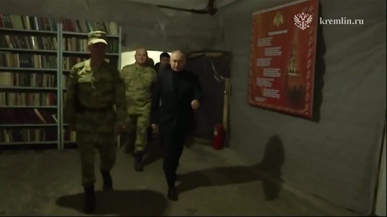 Putin visita por sorpresa Jersón y Lugansk para evaluar la situación con altos cargos