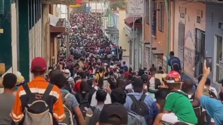 Unos 3.000 migrantes marchan en México entre protestas por el trato recibido