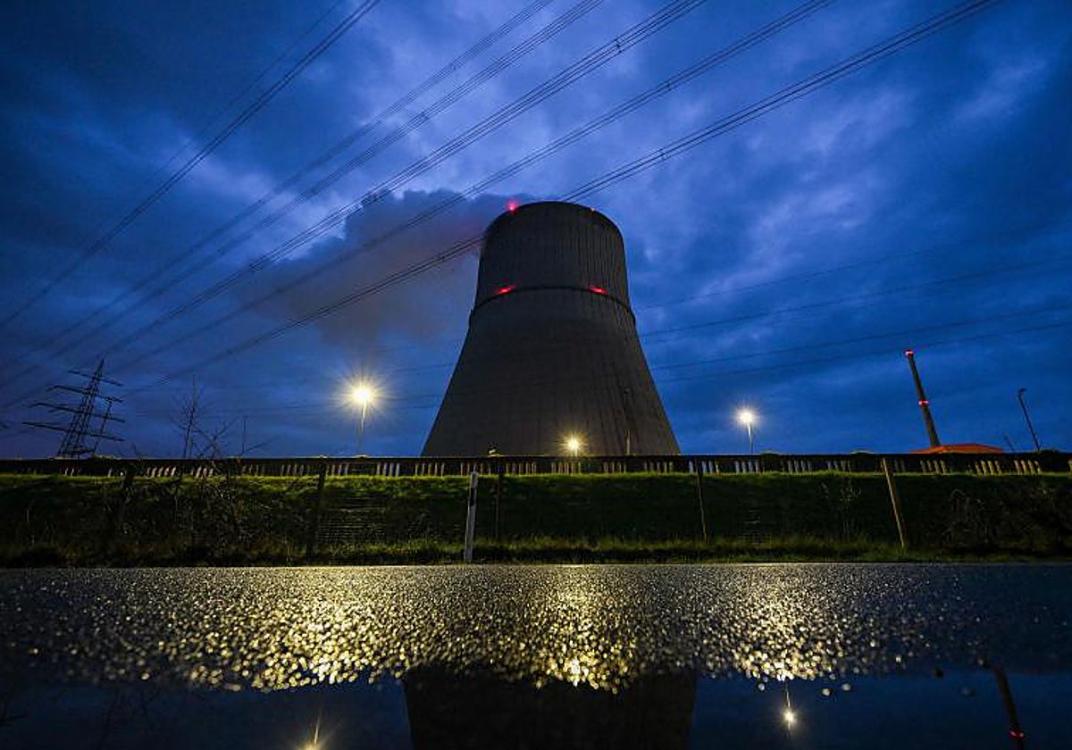 Torre de enfriamiento de la planta de energía nuclear Emsland en Lingen