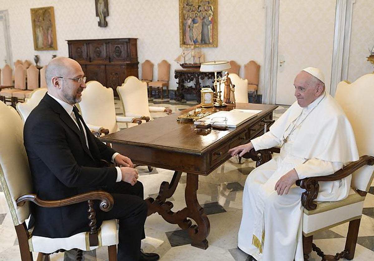El Papa Francisco (derecha) durante una reunión con el primer ministro de Ucrania, Denys Shmyhal