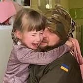 El emocionante reencuentro de un soldado ucraniano con sus hijos pequeños