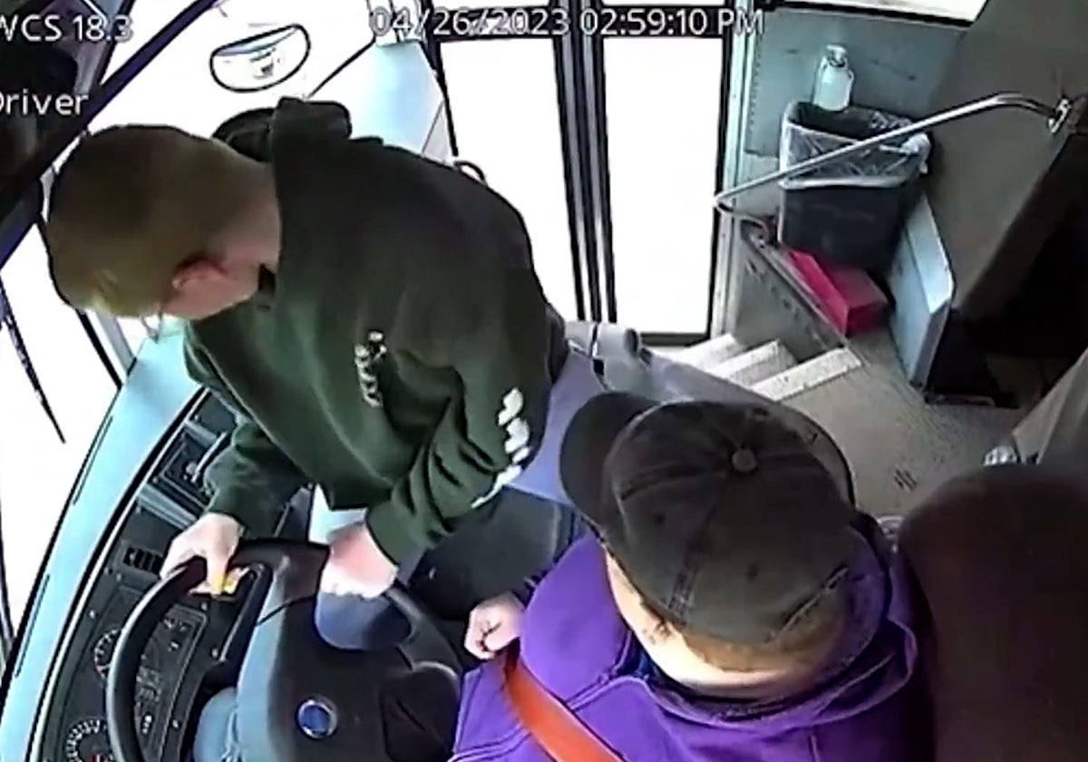 Un niño salva a 37 personas al conducir un autobús escolar: «su hijo es un héroe»