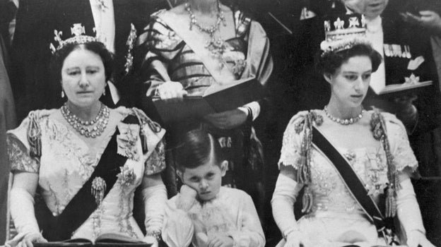 En esta foto de archivo tomada el 2 de junio de 1953 (De izquierda a derecha), la Reina Madre Isabel, el Príncipe Carlos y la Princesa Margarita asisten a la ceremonia de coronación de la Reina Isabel II, en la Abadía de Westminster, en Londres.