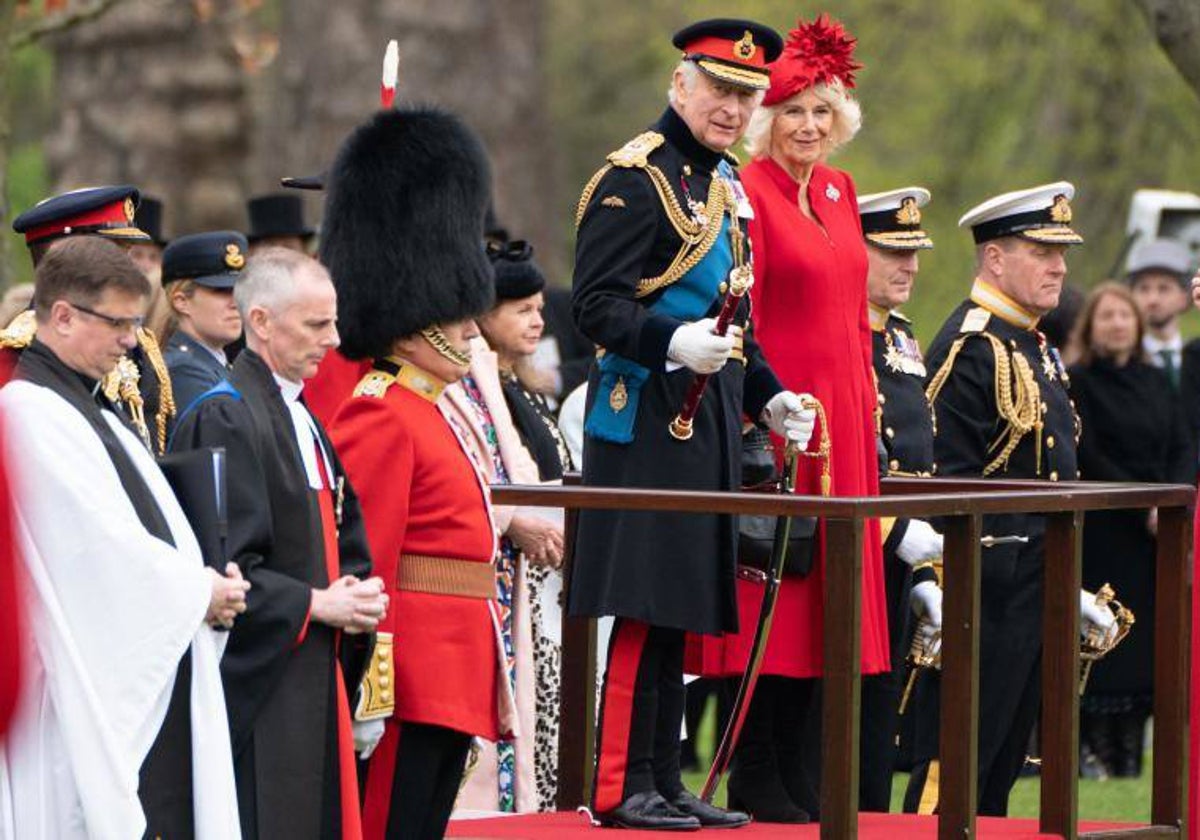 Carlos y Camilla en la ceremonia de presentación de los nuevos estandartes y colores de la Royal Navy en Buckingham Palace