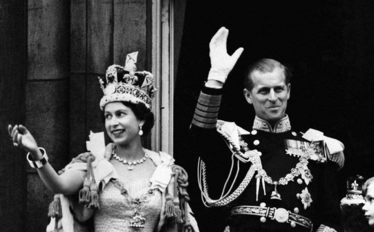 Imagen principal - A los 8.000 invitados en la Abadía de Westminster para la coronación de Isabel II, en 1953, hay que sumar los más de once millones de telespectadores que siguieron en el Reino Unido la ceremonia a través de la televisión, así como varios millones más en el mundo