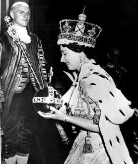 Imagen secundaria 2 - A los 8.000 invitados en la Abadía de Westminster para la coronación de Isabel II, en 1953, hay que sumar los más de once millones de telespectadores que siguieron en el Reino Unido la ceremonia a través de la televisión, así como varios millones más en el mundo