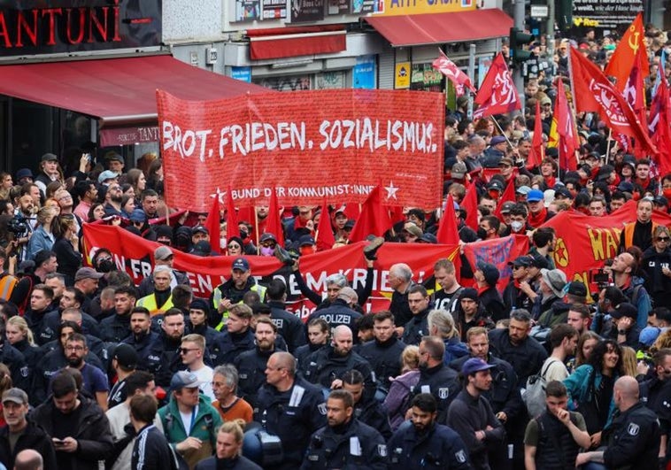 Manifestantes sostienen pancartas mientras participan en una protesta del Primero de Mayo en Berlín, Alemania, el 1 de mayo de 2023