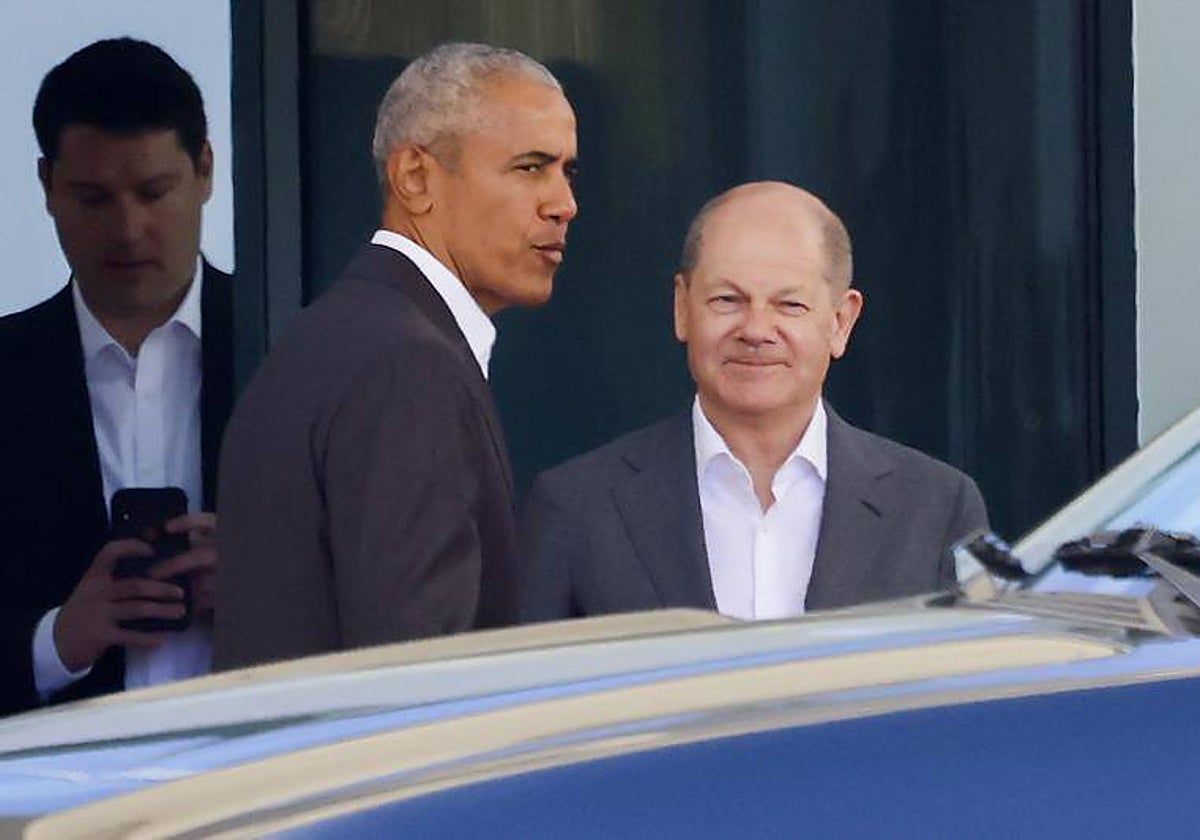 Obama y el canciller alemán Olaf Scholz, ayer en Berlín
