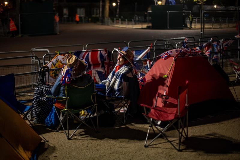 Los fanáticos reales esperan en la ruta de la procesión de coronación en The Mall en Londres