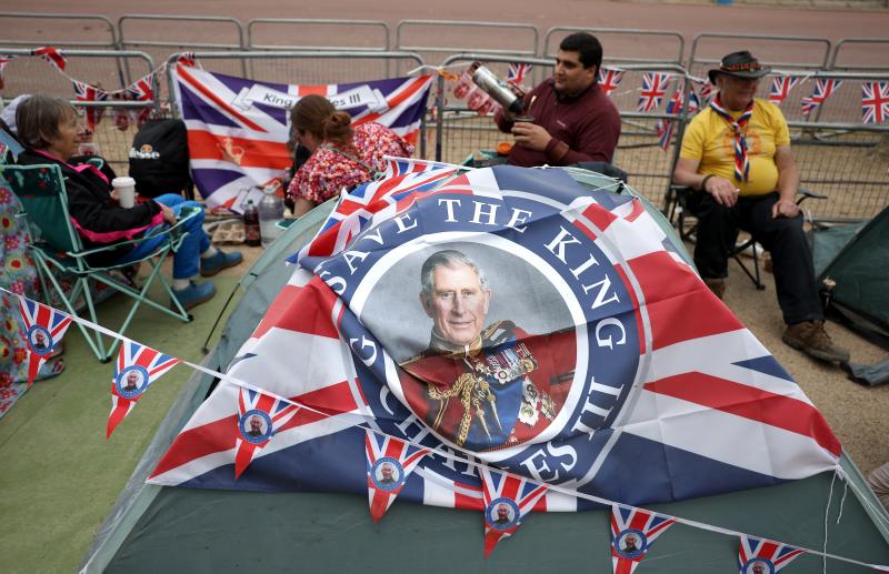 Los fanáticos de la familia real acampan en The Mall en Londres