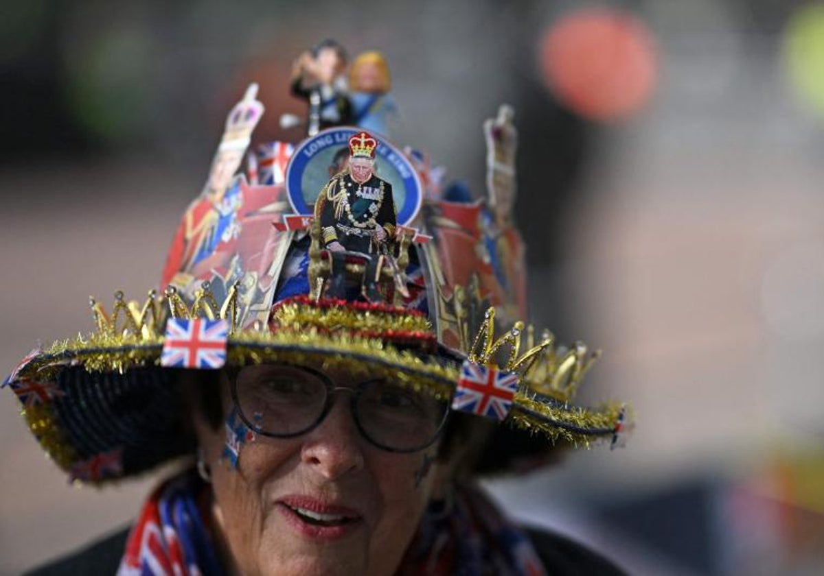 Una fan  usa un sombrero elaborado en honor al rey Carlos III cerca del Palacio de Buckingham