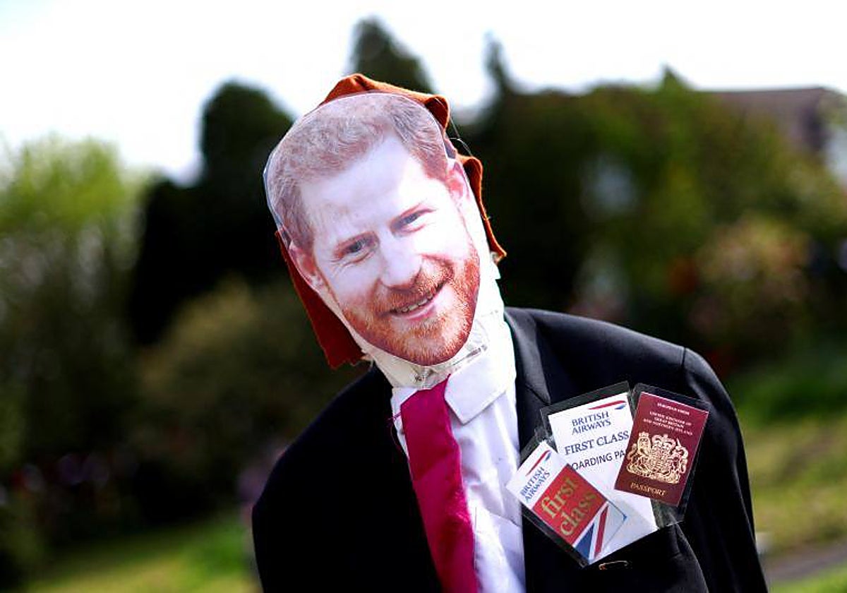 Un espantapájaros con el rostro del Príncipe Harry en la aldea de Sheriffhales