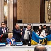 Peleas a puñetazos y empujones entre las delegaciones rusa y ucraniana en una cumbre internacional sobre cooperación