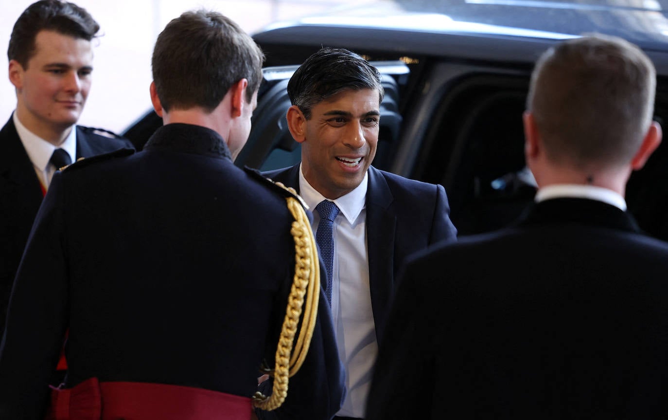 El primer ministro británico Rishi Sunak y su esposa Akshata Murty llegan a la recepción del rey Carlos de Gran Bretaña en el Palacio de Buckingham en Londres.