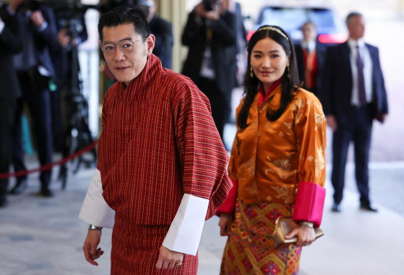 El rey de Bután, Jigme Khesar Namgyel Wangchuck, y la reina, Jetsun Pema, llegan a la recepción del rey Carlos de Gran Bretaña en el Palacio de Buckingham en Londres.
