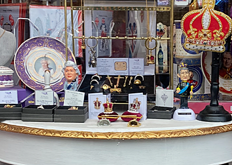 Imagen secundaria 1 - Camila, borrada del &#039;merchandising&#039; real: ni en tazas, ni en camisetas ni siquiera en una postal