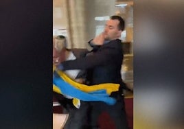Un parlamentario ucraniano se enfrenta con el funcionario ruso que le arrebata la bandera