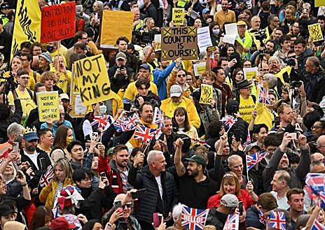 Imagen secundaria 1 - Manifestación antimonárquica durante la coronación de Carlos III