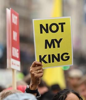 Imagen secundaria 2 - Manifestación antimonárquica durante la coronación de Carlos III