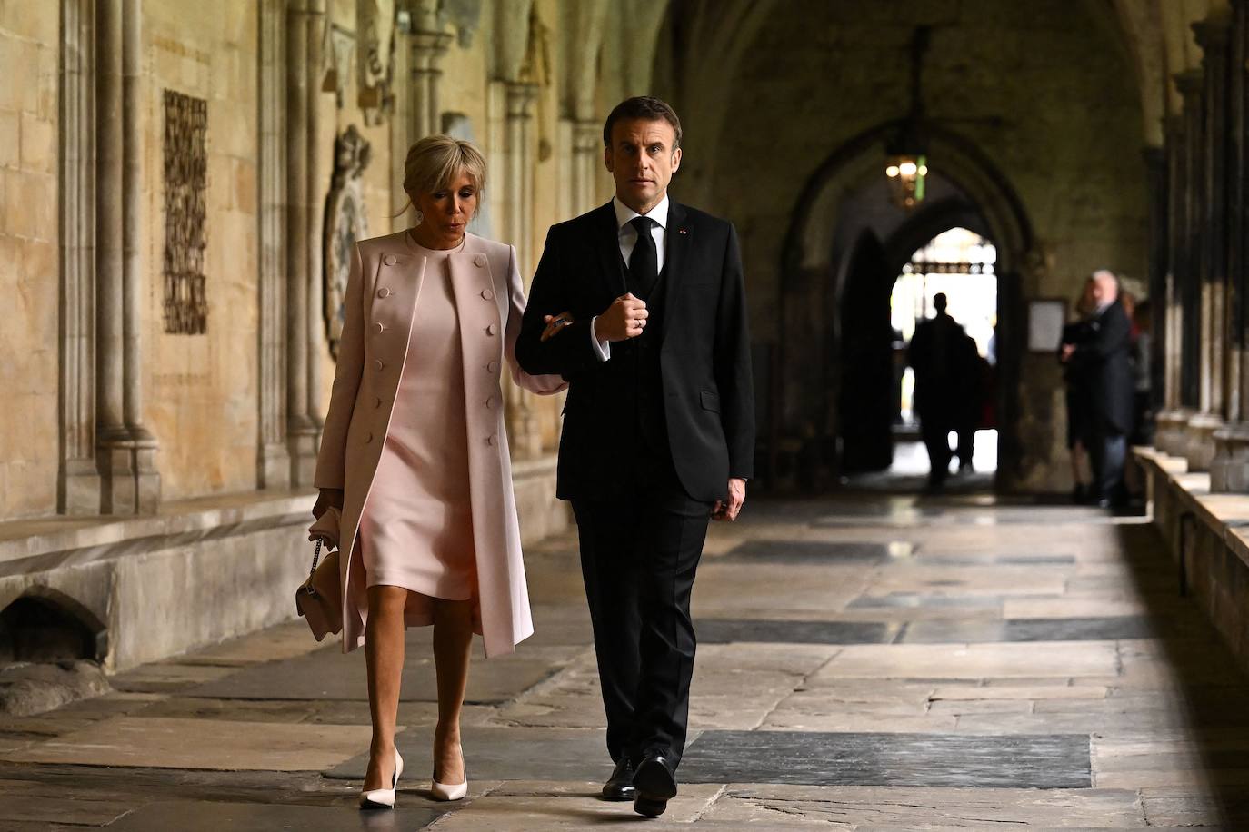 El presidente de Francia, Macron, y su esposa llegan a la abadía de Westminster.